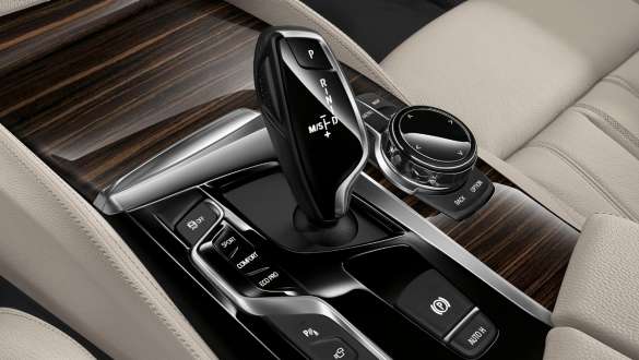 Käyttö- ja hallintalaitteet sisätila BMW 5-sarjan Sedan G30 Käyttö- ja hallintalaitteet korkeakiiltoiset mustat BMW 5-sarjan Sedan G30 Facelift 2020 sisätila