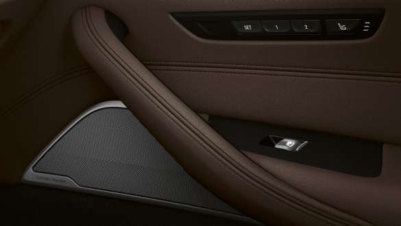 Bowers & Wilkins Diamond Surround Sound System BMW 5-sarjan Sedan G30 Bowers & Wilkins Diamond Surround Sound System BMW 5-sarjan Sedan G30 Facelift 2020 sisätila lähikuva ovi
