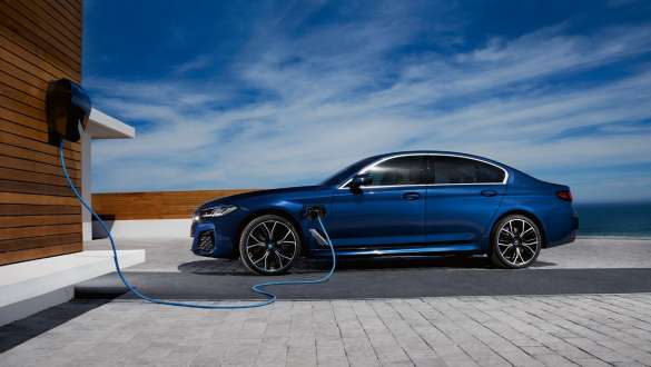 BMW 5-sarjan Sedan Plug-in Hybrid 2021 G30, sivukuva BMW 5-sarjan Sedan Plug-in Hybrid 2021 G30, sivukuva BMW Wallboxin luona