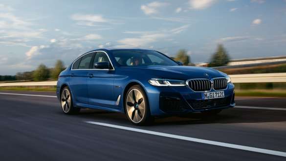 BMW 5-sarjan Sedan Plug-in Hybrid 2021 G30, kolmen neljäsosan näkymä liikkeellä olevan auton keulasta BMW 5-sarjan Sedan Plug-in Hybrid 2021 G30, kolmen neljäsosan näkymä tiellä ajavan auton keulasta