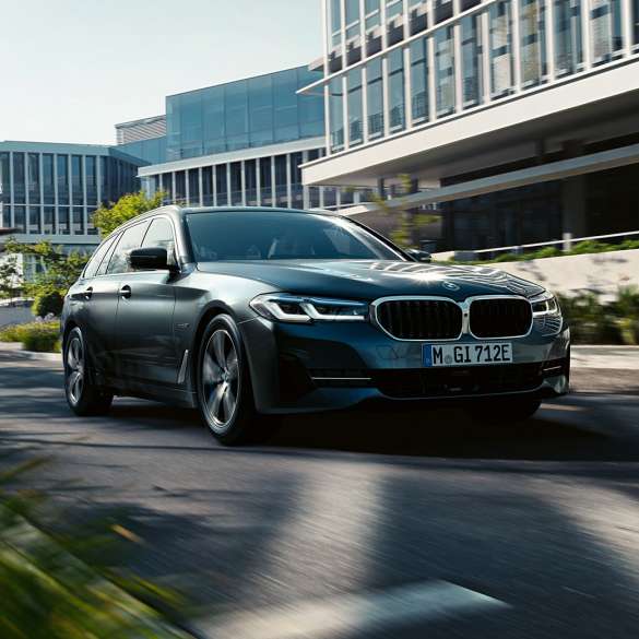 BMW 5-sarjan Touring G31 ulkopuoli BMW 5-sarjan Touring G31 Facelift 2020 Sophisto Grey kolmen neljäsosan näkymä autosta ajamassa kaupungissa