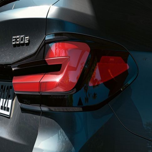 Takavalot 3D-muodossa BMW 5-sarjan Touring G31 Takavalot 3D-muodossa BMW 5-sarjan Touring G31 Facelift 2020 Sophisto Grey lähikuva perästä