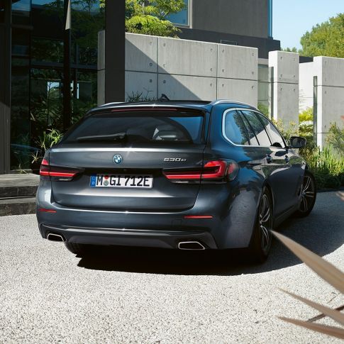 Takahelma ja vapaamuotoiset pakoputken päät BMW 5-sarjan Touring G31 Takahelma ja vapaamuotoiset pakoputken päät BMW 5-sarjan Touring G31 Facelift 2020 Sophisto Grey lähikuva perästä
