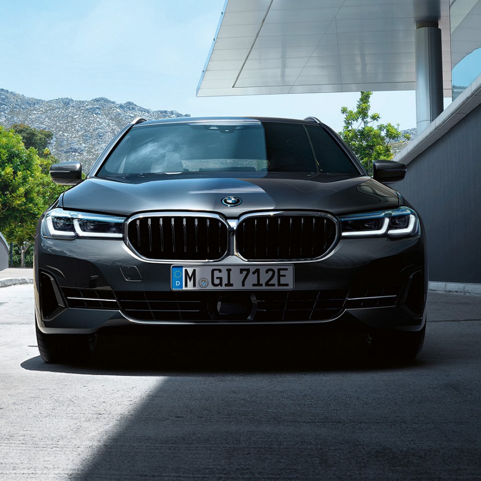 BMW-jäähdyttimensäleikkö ja etuhelma BMW 5-sarjan Touring G31 BMW-jäähdyttimensäleikkö ja etuhelma BMW 5-sarjan Touring G31 Facelift 2020 Sophisto Grey lähikuva edestä