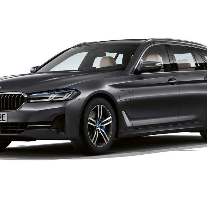 BMW 5-sarjan Touring 530i G31 perusvarustelu etuosa BMW 5-sarjan Touring 530i G31 2020 perusvarustelu värissä Sophisto Grey, kolmen neljäsosan näkymä etuosasta