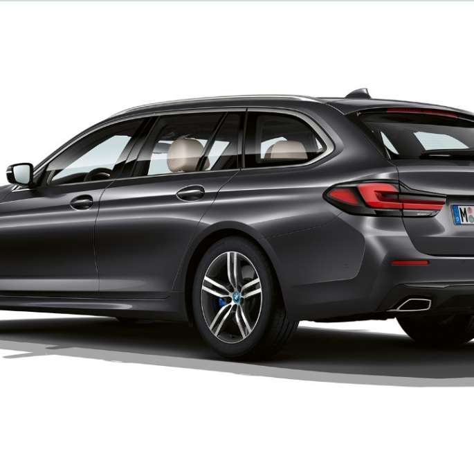 BMW 5-sarjan Touring G31 perusvarustelu perä BMW 5-sarjan Touring 530i G31 2020 perusvarustelu värissä Sophisto Grey, kolmen neljäsosan näkymä takaosasta