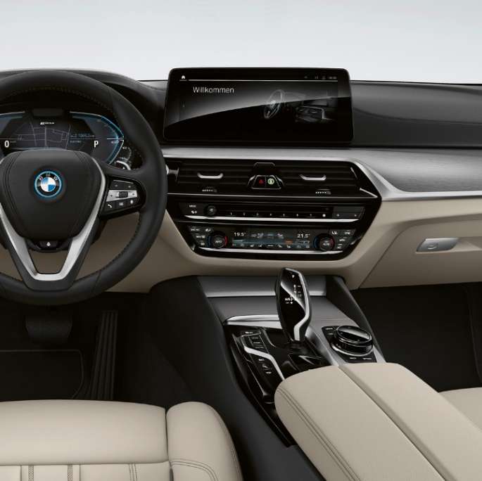 Ohjaamo BMW 5-sarjan Touring G31 perusvarustelu Ohjaamo BMW 5-sarjan Touring 530i G31 2020 perusvarustelu Dakota-nahka Ivory White Exclusive-saumoin ja kontrastikoristeompeleet, sisätila