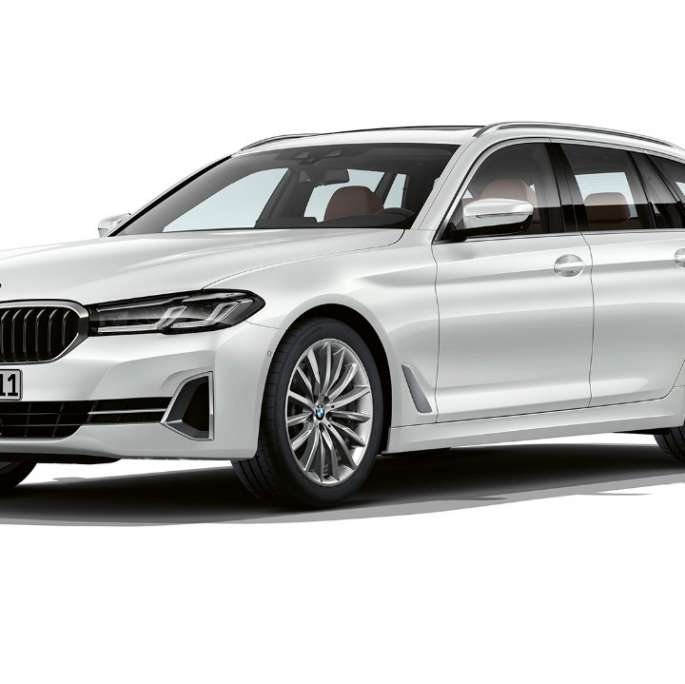 BMW 5-sarjan Touring G31 Business Luxury etuosa BMW 5-sarjan Touring 530i G31 2020 Business Luxury Mineral White kolmen neljäsosan näkymä etuosasta
