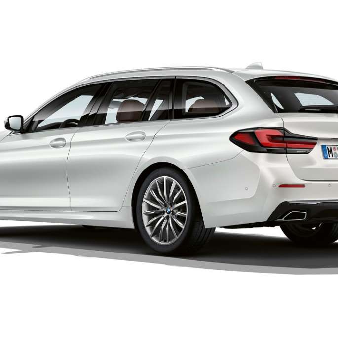 BMW 5-sarjan Touring G31 Business Luxury perä BMW 5-sarjan Touring 530i G31 2020 Business Luxury Mineral White kolmen neljäsosan näkymä takaosasta