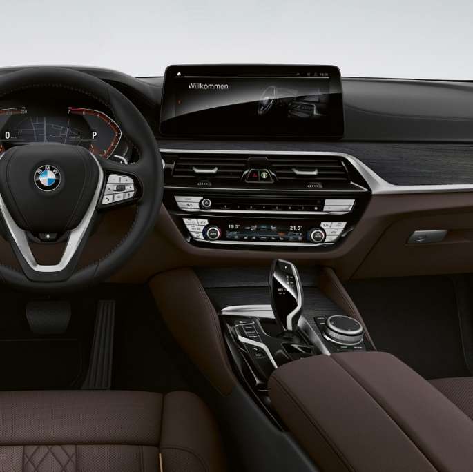 Ohjaamo BMW 5-sarjan Touring G31 Business Luxury Ohjaamo BMW 5-sarjan Touring 530i G31 2020 Business Luxury exclusive-nappanahka Mocca Exclusive-saumoin ja kontrastikoristeompeleet, sisätila