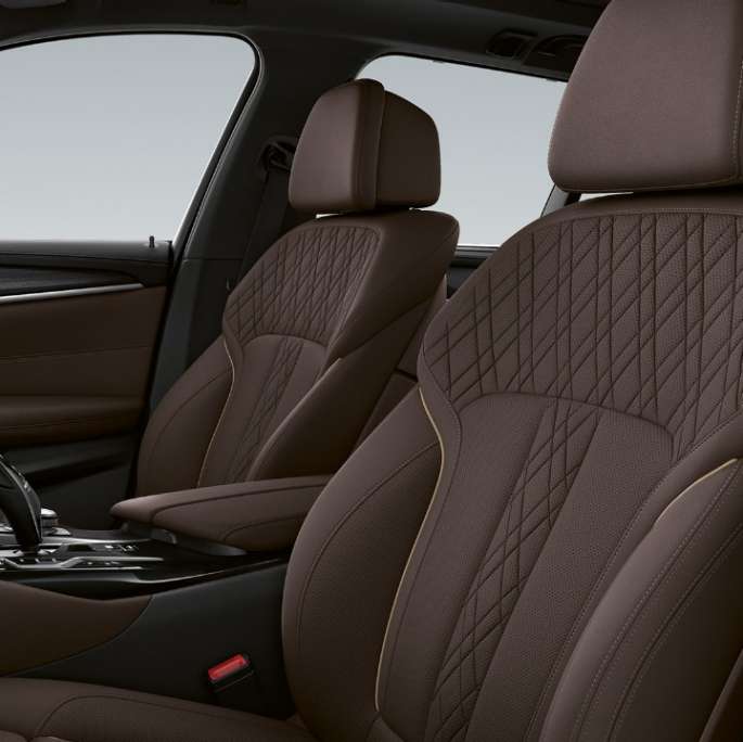 Verhoilu BMW 5-sarjan Touring G31 Business Luxury Verhoilu Exclusive-nappanahka Mocca Exclusive-saumoin ja kontrastikoristeompeleet, BMW 5-sarjan Touring 530i G31 2020 Business Luxury, sisätila