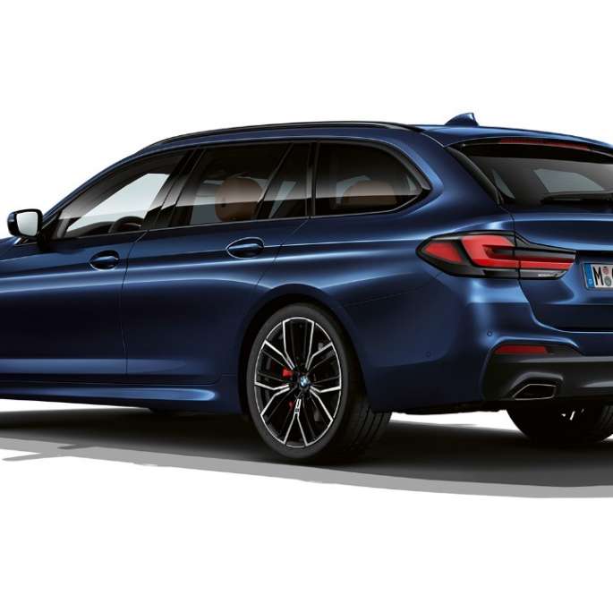 BMW 5-sarjan Touring G31 M Sport -paketti takaosa BMW 5-sarjan Touring 530e G31 2020, M Sport -paketti, metalliväri Tanzanite Blue II, kolmen neljäsosan näkymä takaosasta