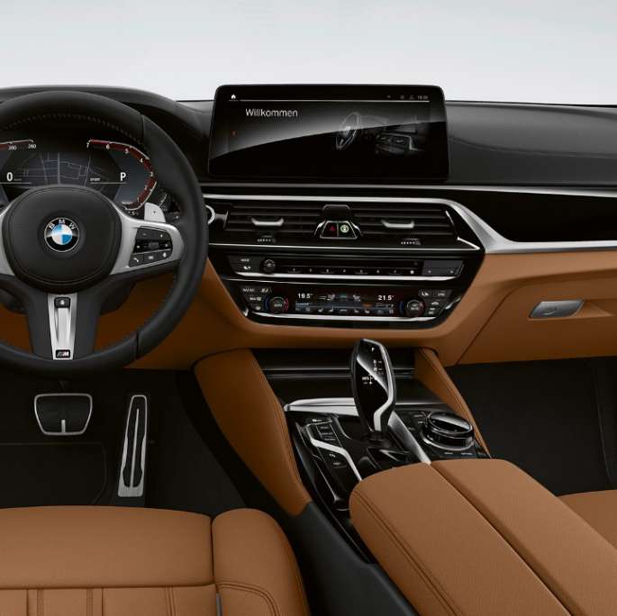 Ohjaamo BMW 5-sarjan Touring G31 M Sport -paketti Ohjaamo BMW 5-sarjan Touring 530e G31 2020 M Sport -paketti Dakota-nahka Cognac Exclusive-saumoin ja kontrastikoristeompeleet, sisätila