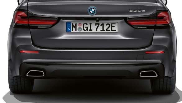 Näkyvät puolisuunnikkaan muotoiset pakoputken päät BMW 5-sarjan Touring G31 Näkyvät puolisuunnikkaan muotoiset pakoputken päät BMW 5-sarjan Touring G31 Facelift 2020 lähikuva perästä