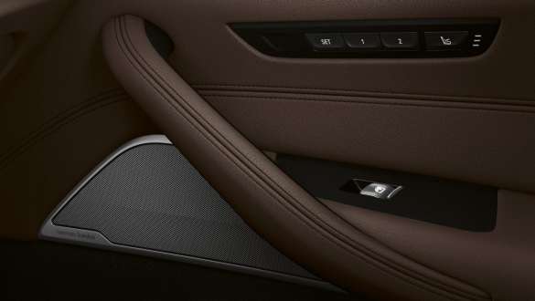 Bowers & Wilkins Diamond Surround Sound System BMW 5-sarjan Touring G31 Bowers & Wilkins Diamond Surround Sound System BMW 5-sarjan Touring G31 Facelift 2020 sisätila lähikuva ovi