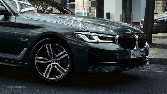 Aktiiviohjaus etu- ja takapyörille BMW 5-sarjan Touring G31 Aktiiviohjaus etu- ja takapyörille BMW 5-sarjan Touring G31 2020 kolmen neljäsosan näkymä ajavan auton etuosasta