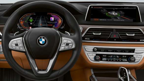BMW 7-sarjan Sedan: Driving Assistant Professional BMW 7-sarjan Sedan: Näytöllä ja mittaristossa näkyy Driving Assistant Professional