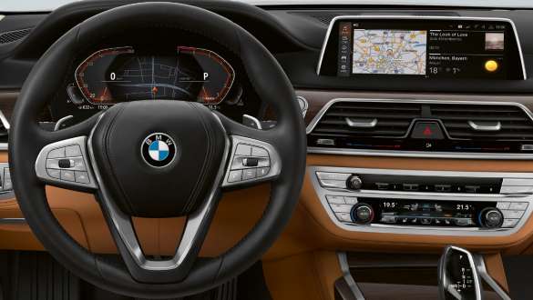 BMW 7-sarjan Sedan: BMW Live Cockpit Professional BMW 7-sarjan Sedan: Näytöllä näkyy BMW Live Cockpit Professional