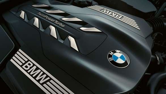 8-sylinterinen BMW TwinPower Turbo bensiinimoottori BMW 7-sarjan Sedan: Lähikuva 8-sylinterisestä BMW TwinPower Turbo bensiinimoottorista