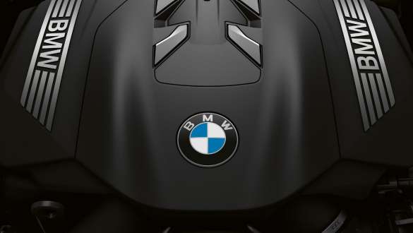 Kuusisylinterinen BMW TwinPower Turbo -bensiinirivimoottori BMW 7-sarjan Sedan: Lähikuva BMW TwinPower Turbo 6-sylinterisestä bensiinirivimoottorista
