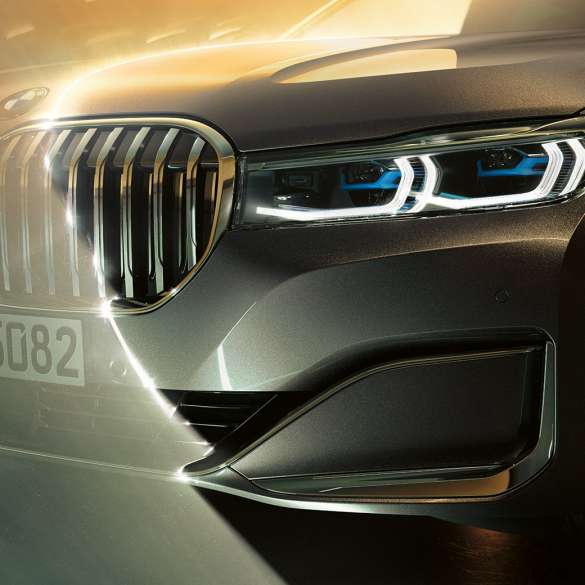 BMW 7-sarjan Sedan, jäähdyttimen säleikkö ja laserajovalo BMW 7-sarjan Sedan: Lähikuva etuosasta, jossa on iso jäähdyttimen säleikkö ja laserajovalo