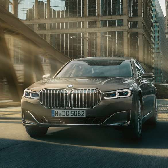 BMW 7-sarjan Sedanin kuljettajan avustinjärjestelmät Kuljettajan avustinjärjestelmät: BMW 7-sarjan Sedan ajaa kaupunkiympäristössä