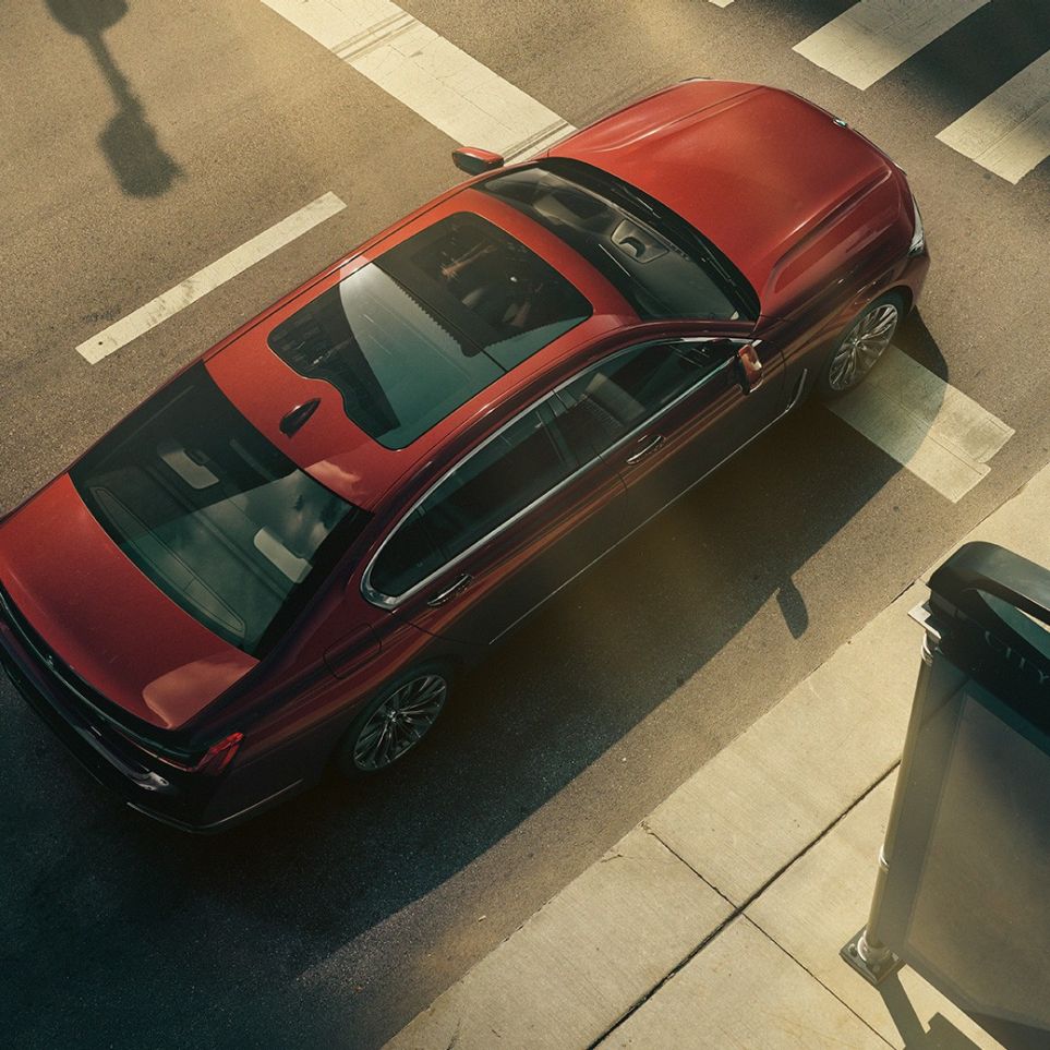 BMW Individual 7-sarjan Sedan, lintuperspektiivi Punainen BMW Individual 7-sarjan Sedan lintuperspektiivistä