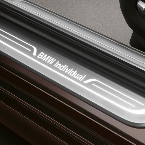 BMW Individual 7-sarjan Sedanin kynnyslista BMW 7-sarjan Sedan: Kynnyslista, joissa BMW Individual -tekstilogo
