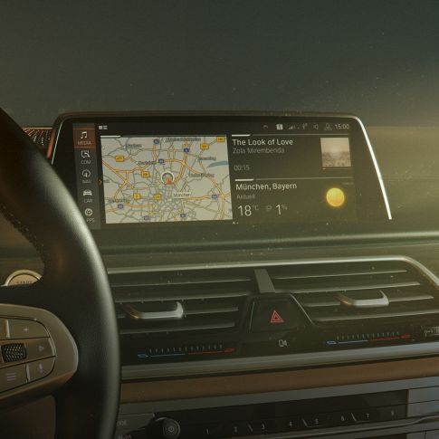 BMW 7.0 -käyttöjärjestelmä BMW 7-sarjan Sedan: BMW 7.0 -käyttöjärjestelmä monitoiminäytössä