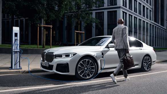 BMW 7-sarjan Sedan plug-in-hybridi G11 G12, kolmen neljäsosan näkymä latauksessa BMW 7-sarjan Sedan plug-in-hybridi G11 G12, kolmen neljäsosan näkymä sivulta latauksessa mallin kanssa