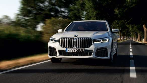 BMW 7-sarjan Sedan plug-in-hybridi G11 G12, näkymä ajon aikana BMW 7-sarjan Sedan plug-in-hybridi G11 G12, näkymä tiellä ajavan auton keulasta