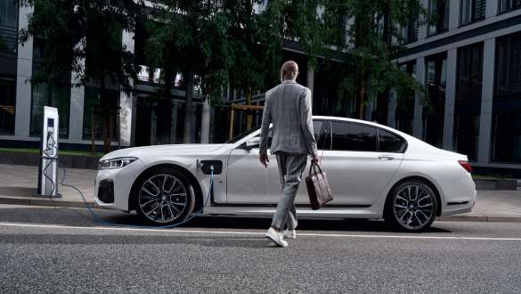 BMW 7-sarjan Sedan plug-in-hybridi G11 G12, näkymä sivulta latauksessa BMW 7-sarjan Sedan plug-in-hybridi G11 G12, näkymä sivulta latauksessa mallin kanssa