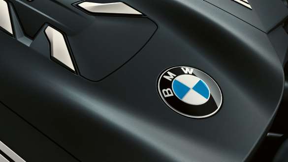 Nelisylinterinen BMW TwinPower Turbo -bensiinirivimoottori BMW 7-sarjan Sedan: Lähikuva BMW TwinPower Turbo 4-sylinterisestä bensiinimoottorista
