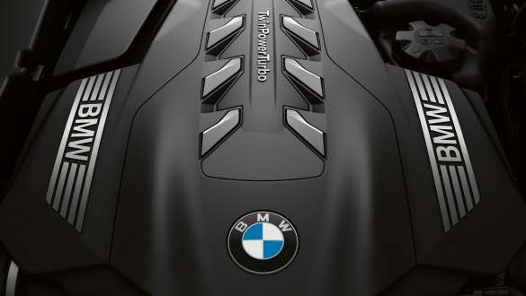 Kuusisylinterinen BMW TwinPower Turbo -bensiinirivimoottori BMW 7-sarjan Sedan: Lähikuva BMW TwinPower Turbo 6-sylinterisestä bensiinirivimoottorista