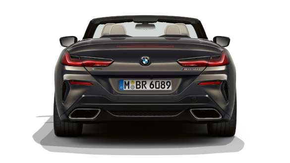 Dravit Grey -metallivärinen BMW M850i xDrive, takaapäin kuvattuna, Sport-pakoputkisto. Dravit Grey -metallivärinen BMW M850i xDrive, takaapäin kuvattuna, Sport-pakoputkisto.