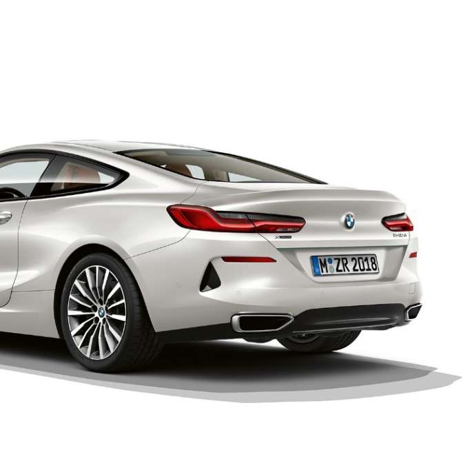 BMW 8-sarjan Coupé, 3/4-näkymä perästä. BMW 8-sarjan Coupé, metalliväri Mineral White, 3/4-näkymä perästä.