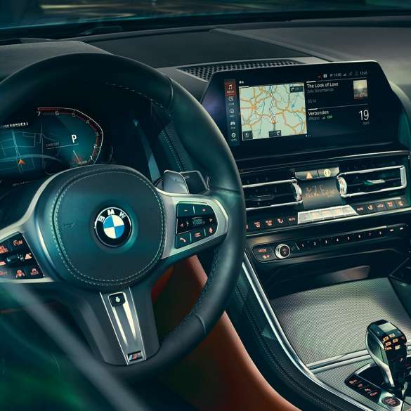 BMW 8-sarjan Coupé, ohjaamo. BMW 8-sarjan Coupé, ohjaamo, lähikuva ohjauspyörästä ja monitoiminäytöstä.