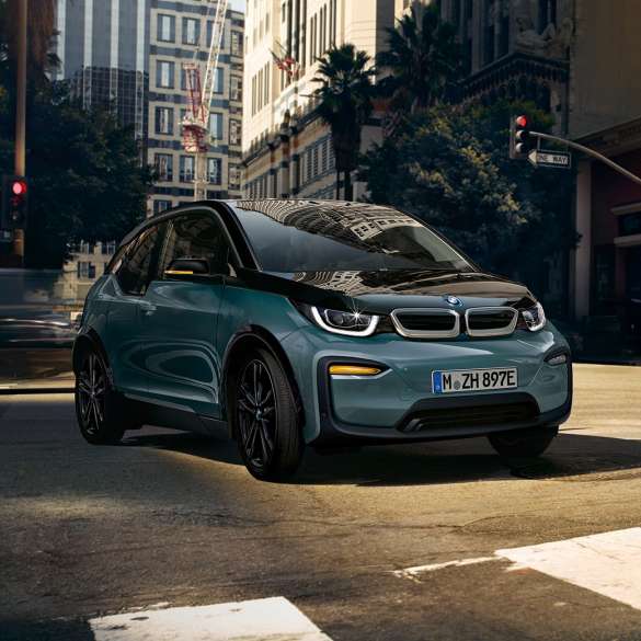 BMW i3 2018 3/4-näkymä edestä ajaen BMW i3 I01 2018 Jucaro Beige, korostuksella Frozen Grey -metalliväri, 3/4-näkymä edestä ajaen kaupunkiympäristössä