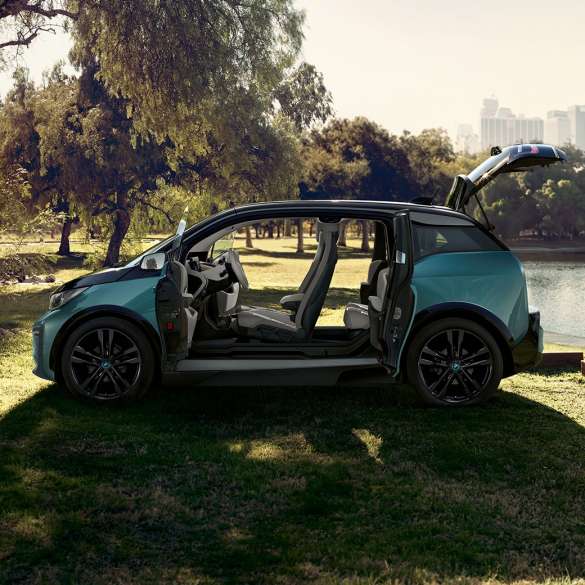 BMW i3 2018, sivunäkymä avoimin ovin BMW i3 I01 2018 Jucaro Beige, korostuksella Frozen Grey -metalliväri, sivunäkymä avoimin ovin