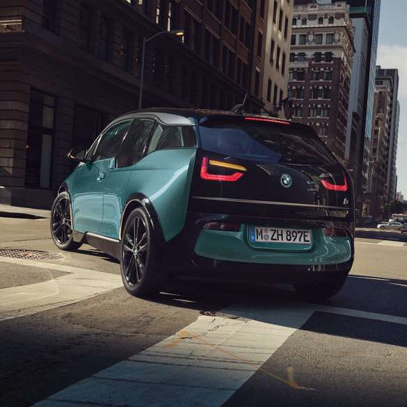 BMW i3 2018 3/4-näkymä takaa ajaen BMW i3 I01 2018 Jucaro Beige, korostuksella Frozen Grey -metalliväri, 3/4-näkymä takaa ajaen kaupunkiympäristössä