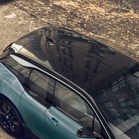 BMW i3 2018 Carbon-katto BMW i3 I01 2018 Jucaro Beige, korostuksella Frozen Grey -metalliväri, Carbon-katto lintuperspektiivistä