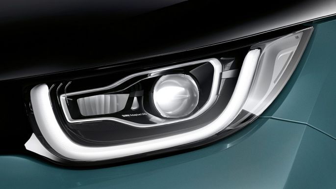 BMW i3 2018 LED-ajovalot BMW i3 I01 2018 Jucaro Beige, korostuksella Frozen Grey -metalliväri, lähikuva keulan LED-ajovaloista