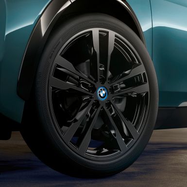 BMW i3 2018, Kevytmetallivanne BMW i3 I01 2018 Jucaro Beige, korostuksella Frozen Grey -metalliväri, lähikuva kevytmetallivanne