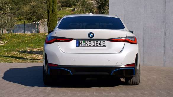 Näkymä perästä i4 eDrive40 G26 2021 pysäköity auto BMW i4 eDrive40 G26 2021 Mineral White näkymä pysäköidyn auton perästä