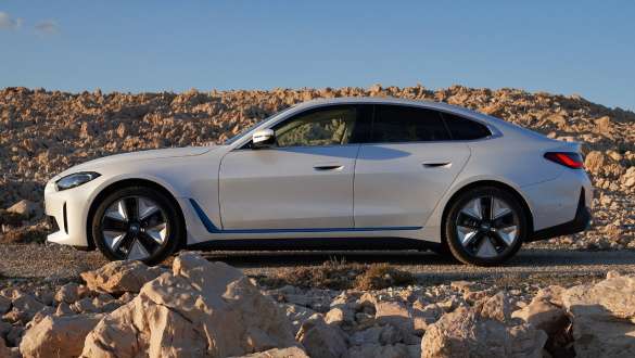Näkymä sivulta maastossa BMW i4 eDrive40 G26 2021 BMW i4 eDrive40 G26 2021 Mineral White näkymä sivulta maastossa