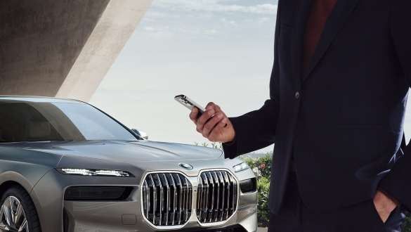 BMW i7 Sedan G70 Digital Key Plus BMW i7 Sedan G70 Digital Key Plus älypuhelin ovenkahvan edessä