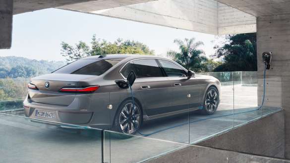 BMW i7 Sedan G70 3/4 takaa katsottuna Lataaminen kotona BMW i7 Sedan G70 BMW Individual Metalliväri Oxid grey 3/4-näkymä takaa katsottuna Lataaminen Wallboxilla