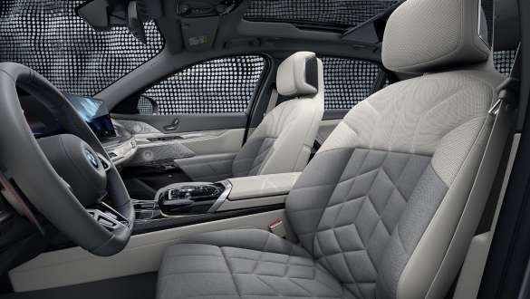 BMW Individual Merino-nahka / villa-kashmiryhdistelmä, jossa eksklusiivisia yksityiskohtia, BMW M760e xDrive Sedan G70 Sisätilan varusteet BMW Individual Merino-nahka / villa-kashmiryhdistelmää, jossa eksklusiivisia yksityiskohtia, BMW M760e xDrive Sedan G70