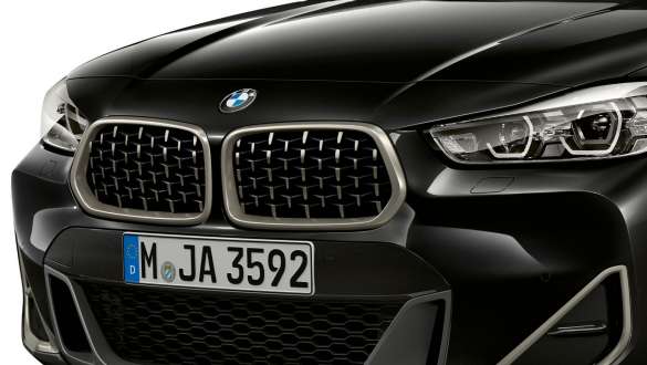 Kaksiosainen jäähdyttimen säleikkö, BMW X2 M35i (F39) Kaksiosainen jäähdyttimen BMW-ritiläkennosäleikkö, BMW X2 M35i (F39) metalliväri Black Sapphire, kolmen neljäsosan näkymä edestä