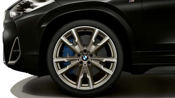 M kevytmetallivanteet, BMW X2 M35i (F39) M kevytmetallivanteet, BMW X2 M35i (F39) metalliväri Black Sapphire, lähikuva pyörästä